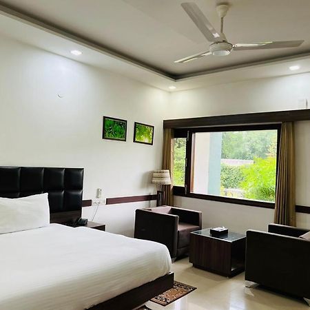 Hotel Whistling Greens Moga Exterior foto