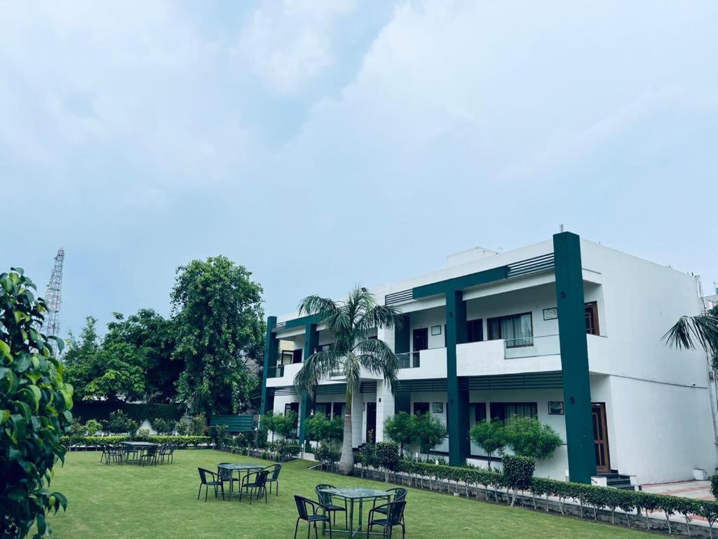 Hotel Whistling Greens Moga Exterior foto