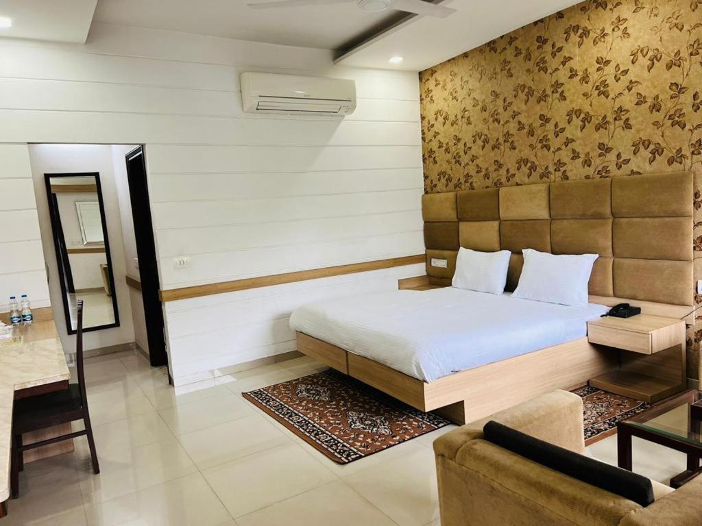 Hotel Whistling Greens Moga Exterior foto