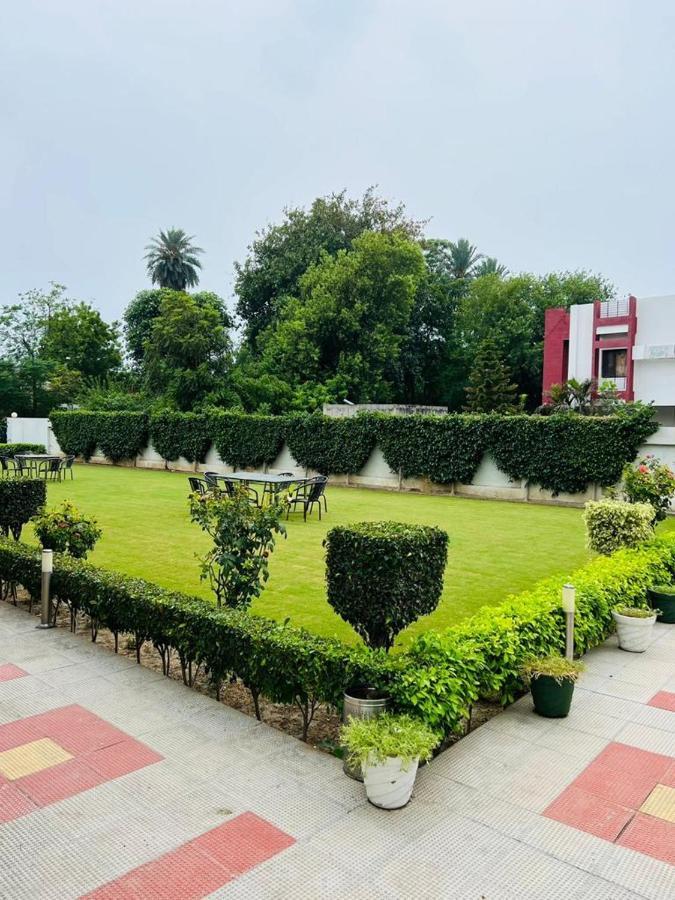 Hotel Whistling Greens Moga Exterior foto