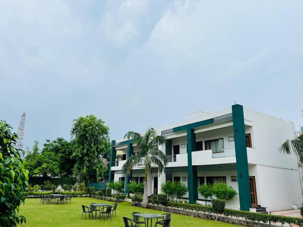 Hotel Whistling Greens Moga Exterior foto