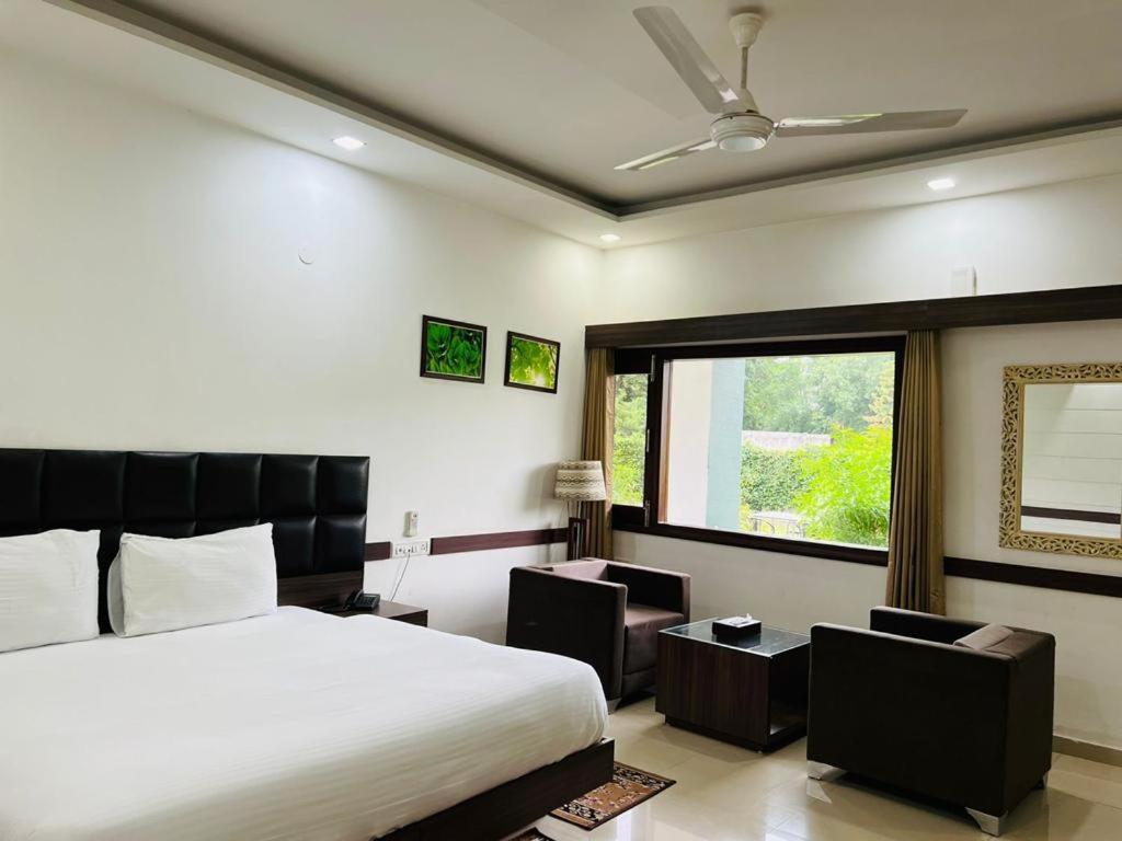 Hotel Whistling Greens Moga Exterior foto
