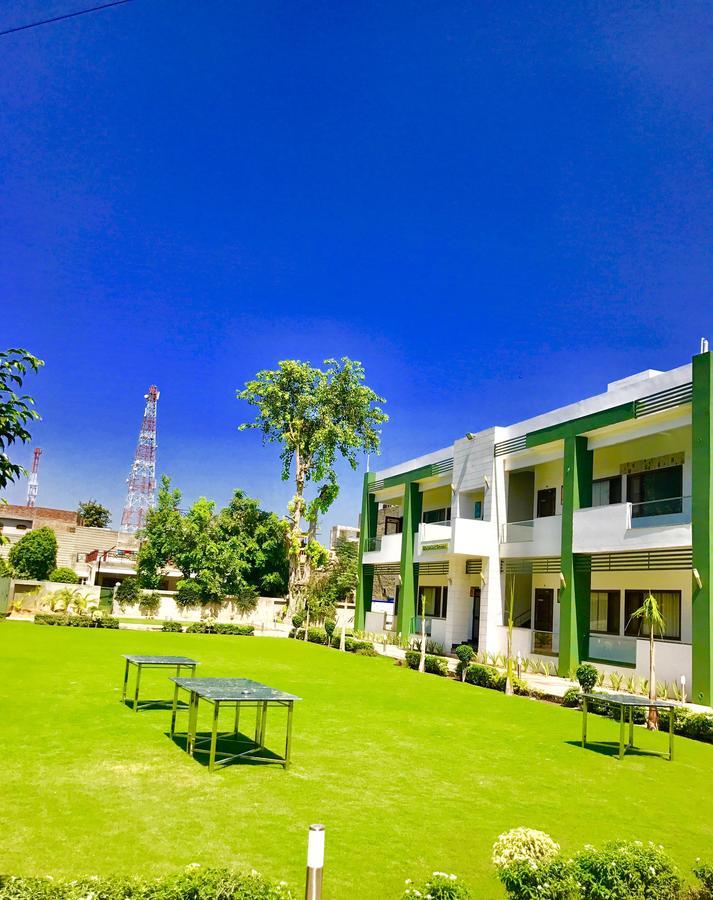 Hotel Whistling Greens Moga Exterior foto