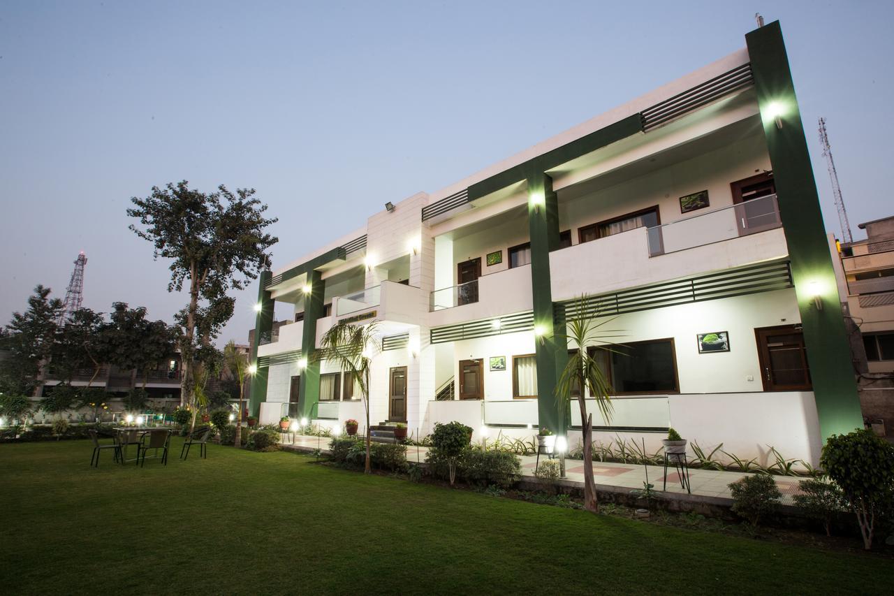 Hotel Whistling Greens Moga Exterior foto