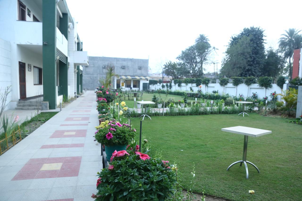 Hotel Whistling Greens Moga Exterior foto