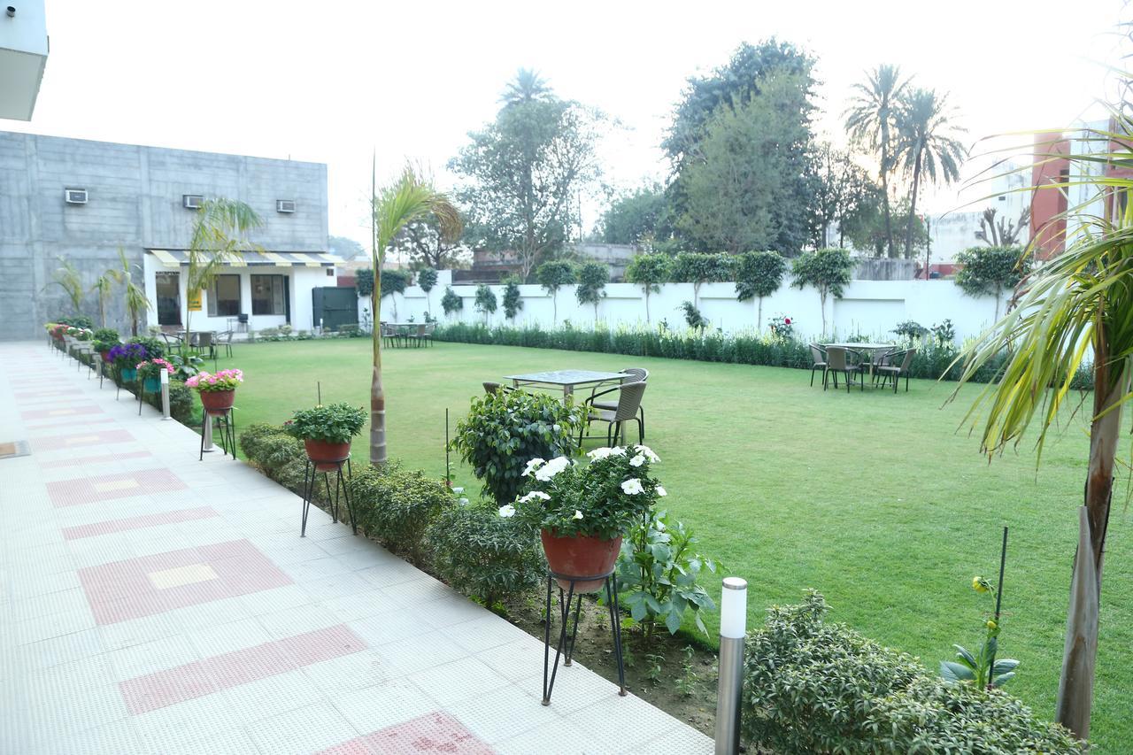 Hotel Whistling Greens Moga Exterior foto