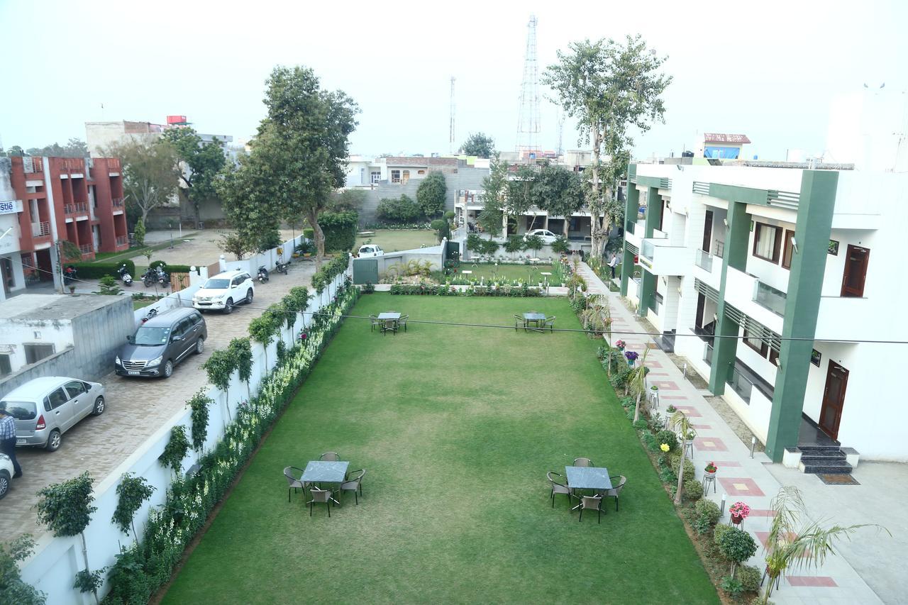 Hotel Whistling Greens Moga Exterior foto