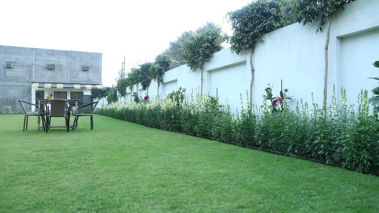 Hotel Whistling Greens Moga Exterior foto